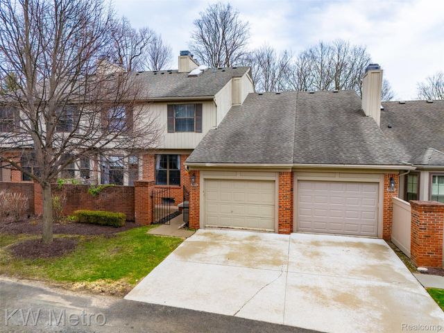 7072 Green Farm Road, West Bloomfield Charter Township, MI 48322
