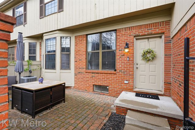 7072 Green Farm Road, West Bloomfield Charter Township, MI 48322