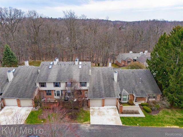 7072 Green Farm Road, West Bloomfield Charter Township, MI 48322