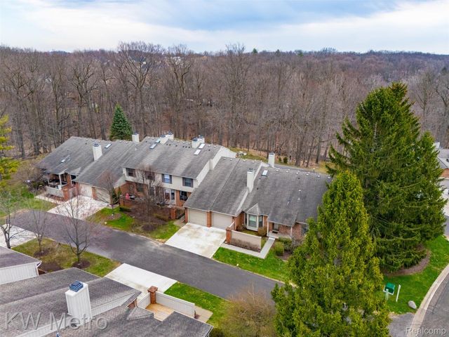 7072 Green Farm Road, West Bloomfield Charter Township, MI 48322
