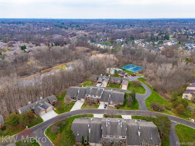 7072 Green Farm Road, West Bloomfield Charter Township, MI 48322