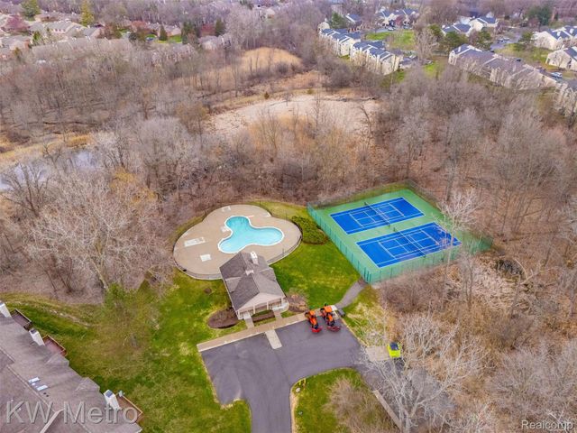 7072 Green Farm Road, West Bloomfield Charter Township, MI 48322