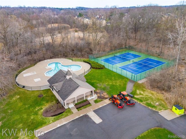 7072 Green Farm Road, West Bloomfield Charter Township, MI 48322