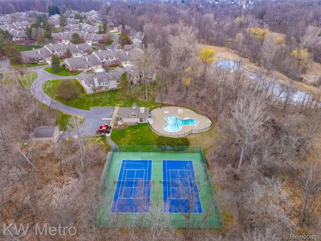 7072 Green Farm Road, West Bloomfield Charter Township, MI 48322