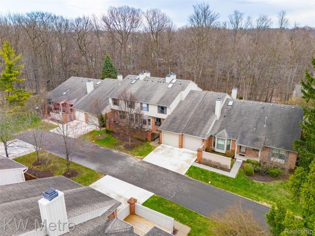 7072 Green Farm Road, West Bloomfield Charter Township, MI 48322