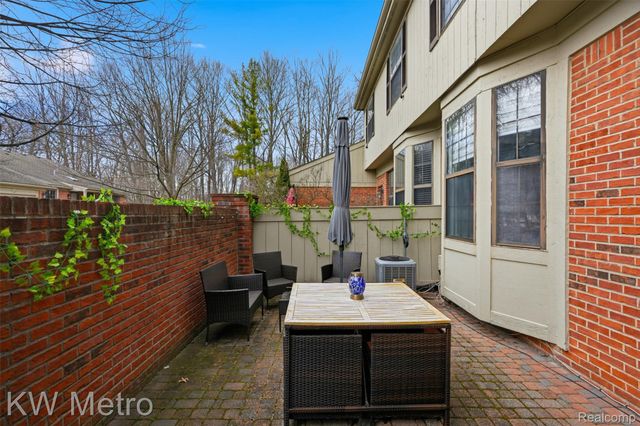 7072 Green Farm Road, West Bloomfield Charter Township, MI 48322
