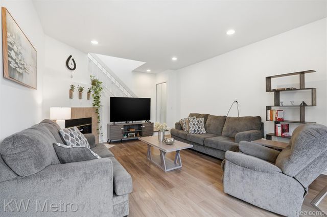 7072 Green Farm Road, West Bloomfield Charter Township, MI 48322