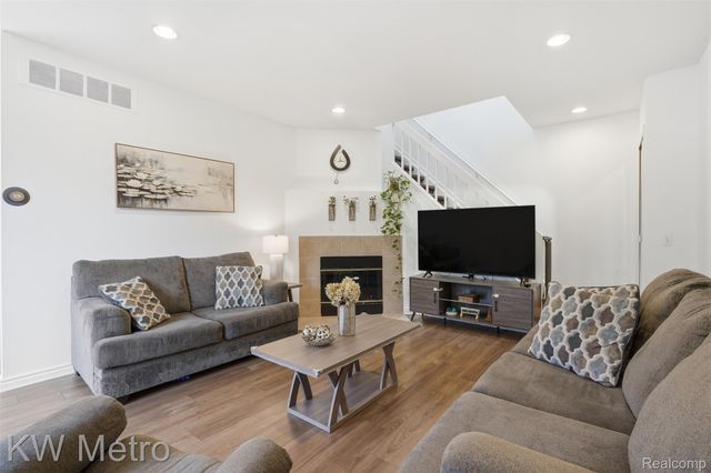 7072 Green Farm Road, West Bloomfield Charter Township, MI 48322