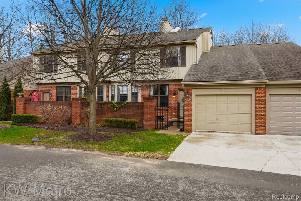 7072 Green Farm Road, West Bloomfield Charter Township, MI 48322