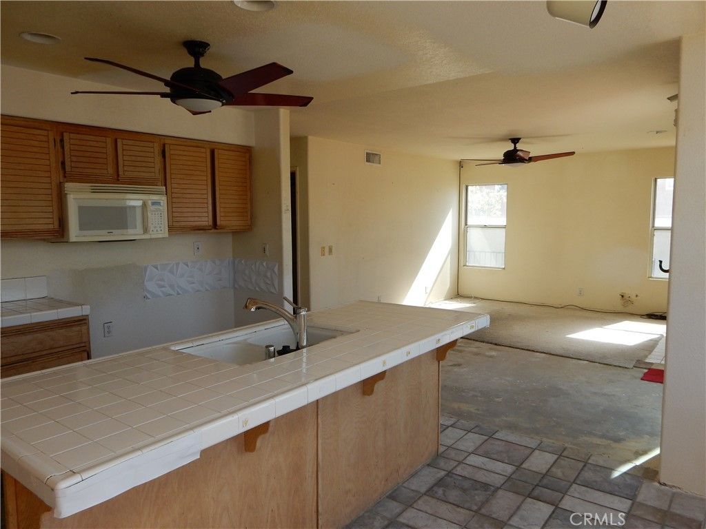 Image 11 of property listing at 2819 W Calle Celeste, Rialto, CA 92377