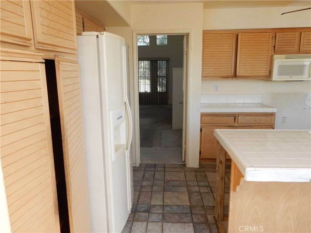 Image 13 of property listing at 2819 W Calle Celeste, Rialto, CA 92377