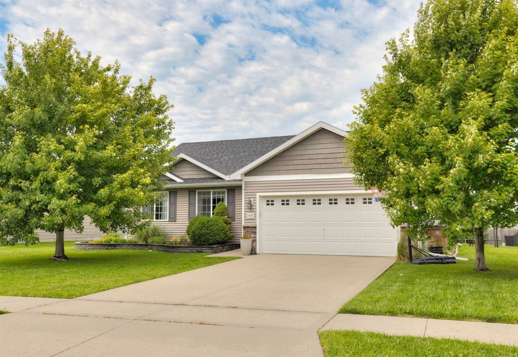 2912 SE Diamond Drive, Grimes, IA 50111