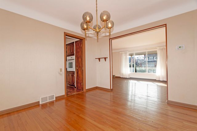 1376 Edmundton Drive, Grosse Pointe Woods, MI 48236