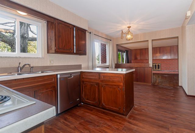 1376 Edmundton Drive, Grosse Pointe Woods, MI 48236