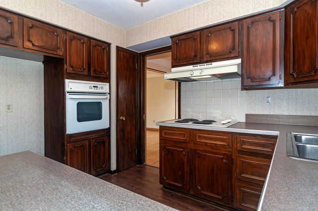 1376 Edmundton Drive, Grosse Pointe Woods, MI 48236