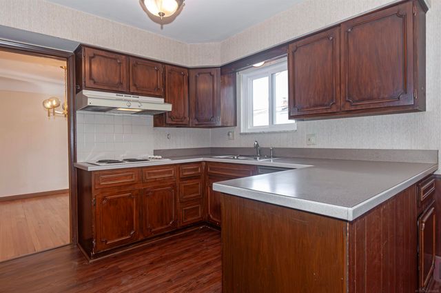 1376 Edmundton Drive, Grosse Pointe Woods, MI 48236