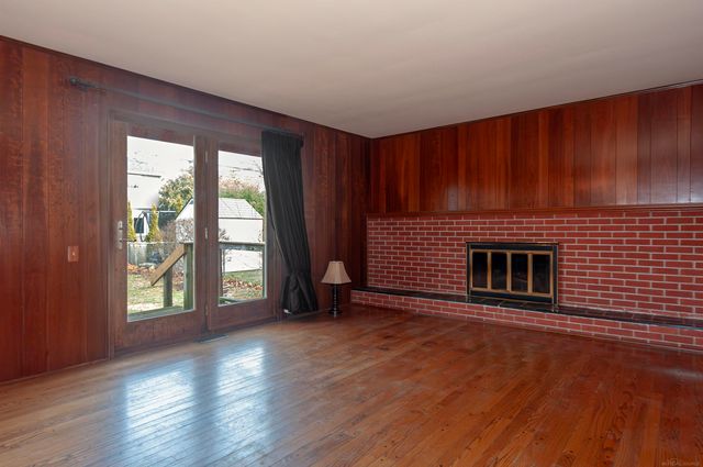 1376 Edmundton Drive, Grosse Pointe Woods, MI 48236