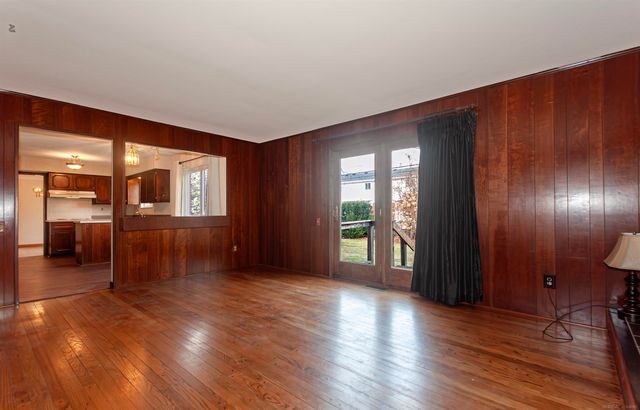 1376 Edmundton Drive, Grosse Pointe Woods, MI 48236