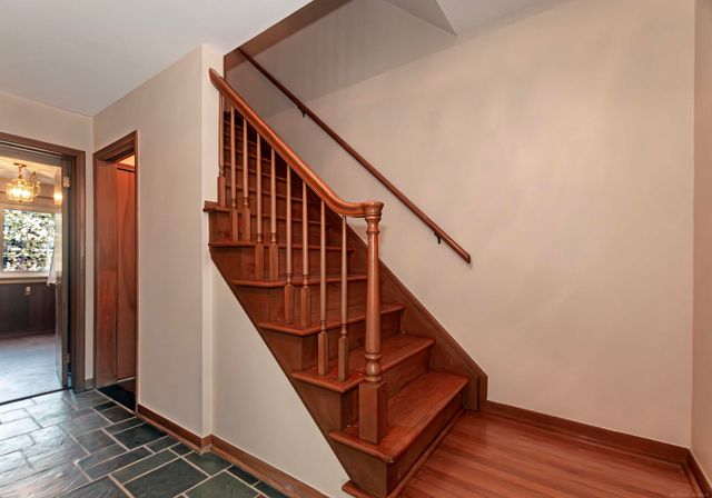 1376 Edmundton Drive, Grosse Pointe Woods, MI 48236