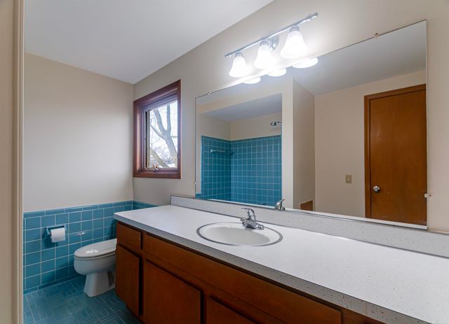 1376 Edmundton Drive, Grosse Pointe Woods, MI 48236