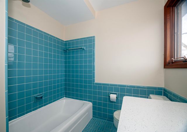 1376 Edmundton Drive, Grosse Pointe Woods, MI 48236