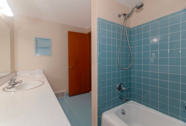 1376 Edmundton Drive, Grosse Pointe Woods, MI 48236