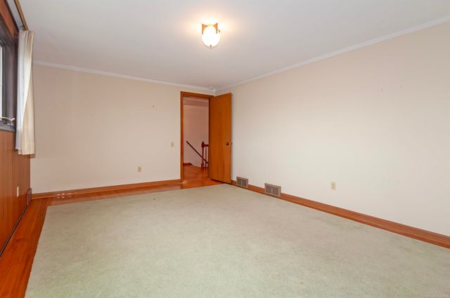 1376 Edmundton Drive, Grosse Pointe Woods, MI 48236