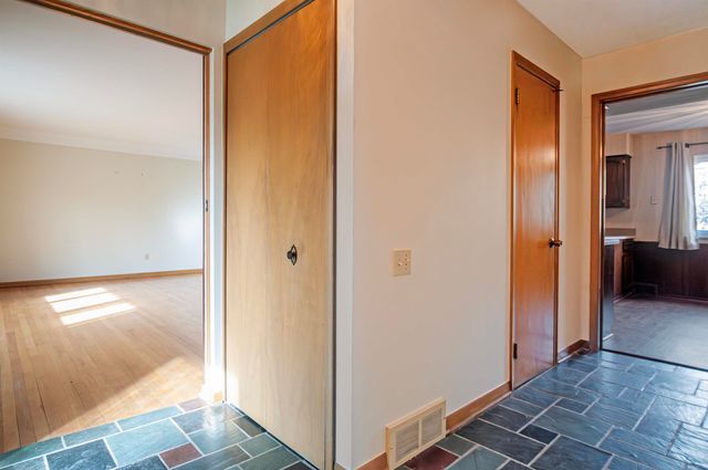 1376 Edmundton Drive, Grosse Pointe Woods, MI 48236