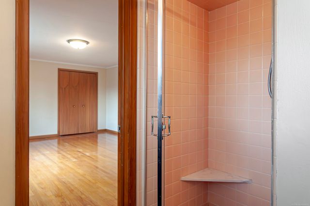 1376 Edmundton Drive, Grosse Pointe Woods, MI 48236