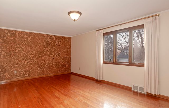 1376 Edmundton Drive, Grosse Pointe Woods, MI 48236