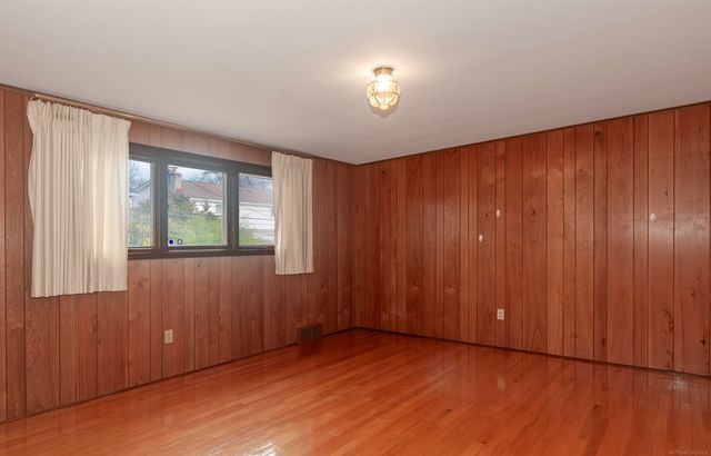 1376 Edmundton Drive, Grosse Pointe Woods, MI 48236