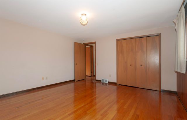 1376 Edmundton Drive, Grosse Pointe Woods, MI 48236