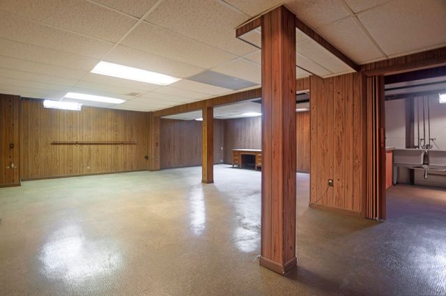 1376 Edmundton Drive, Grosse Pointe Woods, MI 48236