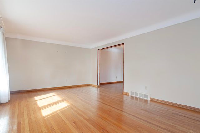 1376 Edmundton Drive, Grosse Pointe Woods, MI 48236