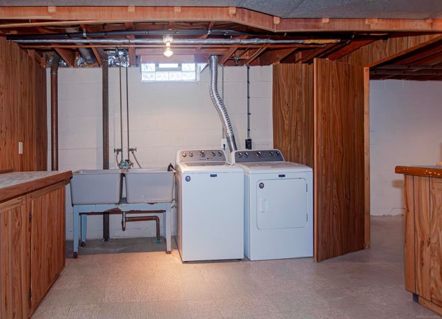 1376 Edmundton Drive, Grosse Pointe Woods, MI 48236