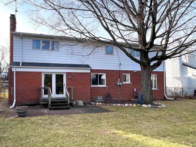 1376 Edmundton Drive, Grosse Pointe Woods, MI 48236