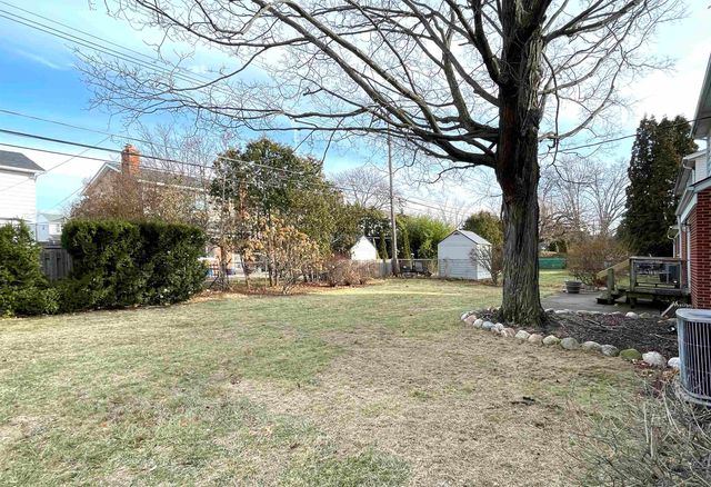 1376 Edmundton Drive, Grosse Pointe Woods, MI 48236