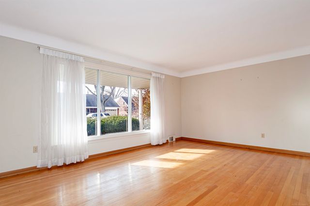 1376 Edmundton Drive, Grosse Pointe Woods, MI 48236