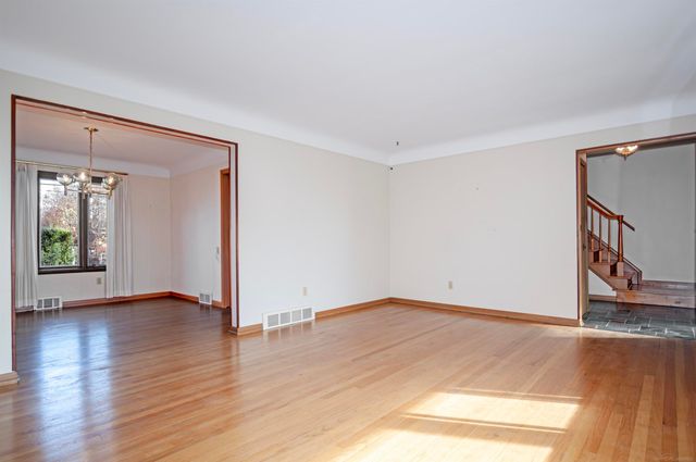 1376 Edmundton Drive, Grosse Pointe Woods, MI 48236