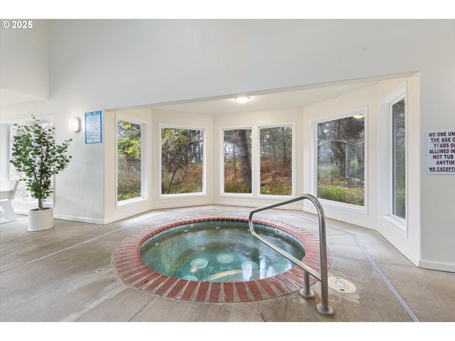 1113 N Hwy 101 52, Depoe Bay, OR 97341