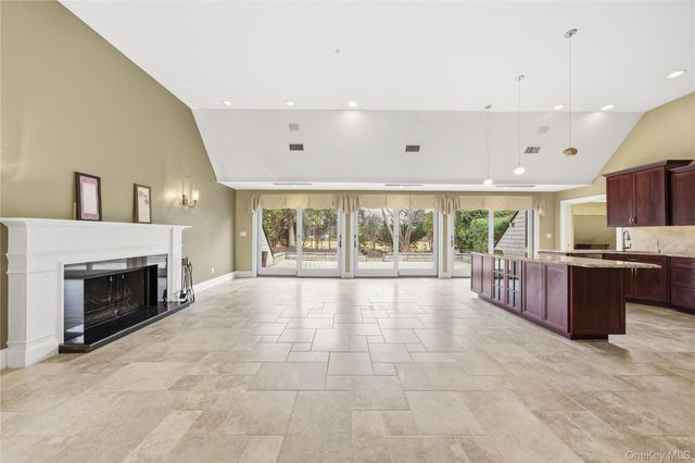 31 Admirals Drive E, Bay Shore, NY 11706