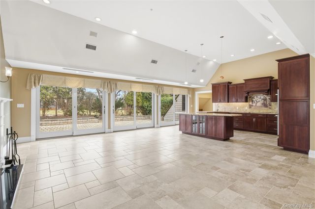 31 Admirals Drive E, Bay Shore, NY 11706