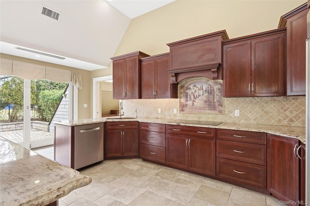 31 Admirals Drive E, Bay Shore, NY 11706