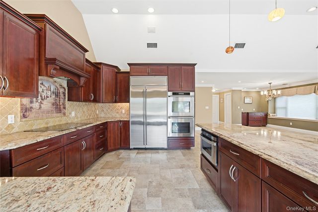 31 Admirals Drive E, Bay Shore, NY 11706