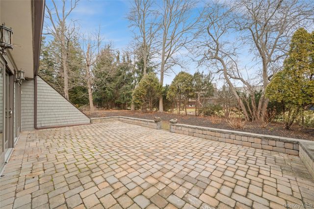 31 Admirals Drive E, Bay Shore, NY 11706