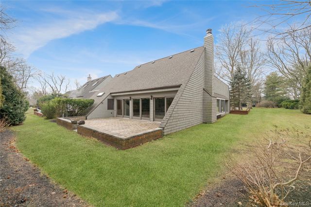 31 Admirals Drive E, Bay Shore, NY 11706