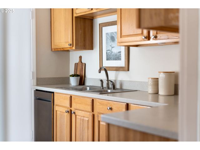 2438 Ne KILLINGSWORTH St 4, Portland, OR 97211