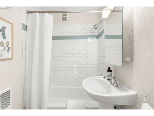 2438 Ne KILLINGSWORTH St 4, Portland, OR 97211