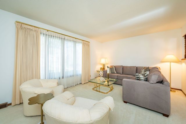 8006 Prairie Avenue, Urbandale, IA 50322