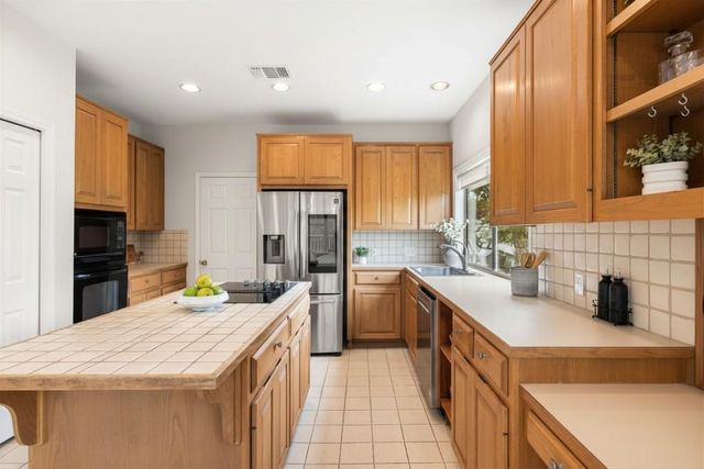 120 Royal Oak LN, Lakeway, TX 78734